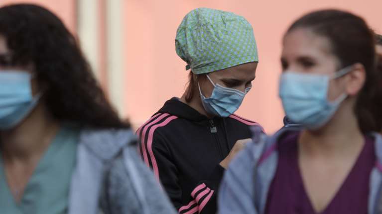 Κορονοϊός: Χαμηλότερα και σήμερα τα νέα κρούσματα - Συνεχίζεται η πτωτική πορεία