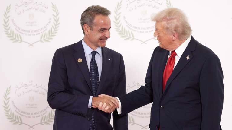 Η χειραψία του Κυριάκου Μητσοτάκη με τον Ντόναλντ Τραμπ στην Αίγυπτο [βίντεο]