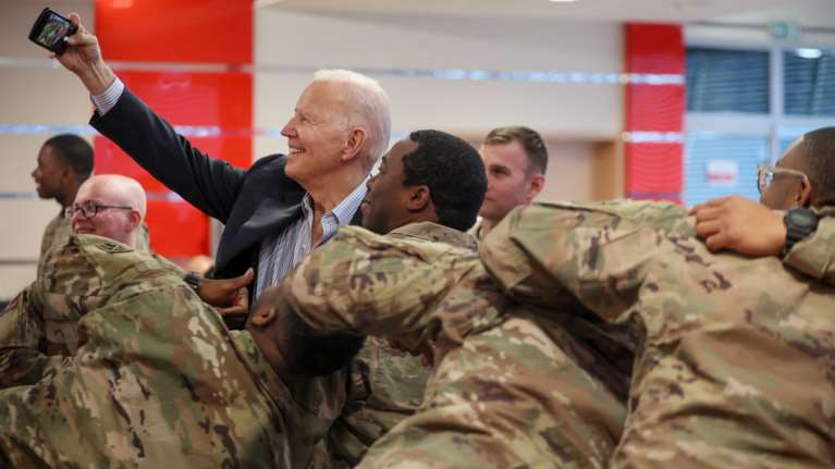 Στην Πολωνία ο Μπάιντεν: &quot;Είστε στο επίκεντρο μιας μάχης μεταξύ δημοκρατίας και απολυταρχίας&quot; είπε σε Αμερικανούς στρατιώτες