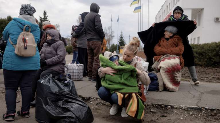 Ουκρανία: Οι άμαχοι εγκαταλείπουν όπως όπως το βομβαρδισμένο Ντερχάτσι - Κρανίου τόπος η πόλη [εικόνες]