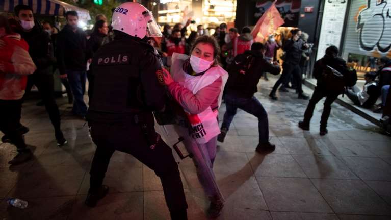 Καζάνι που βράζει η Τουρκία: Διαδηλώσεις, συλλήψεις και ουρές στα βενζινάδικα [εικόνες-βίντεο]