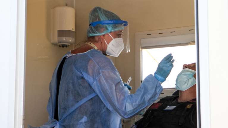 Κορονοϊός: Σε ύφεση η πανδημία - Στο 63% οι εμβολιασμένοι - Αναμένεται αύξηση κρουσμάτων στα τέλη Σεπτεμβρίου