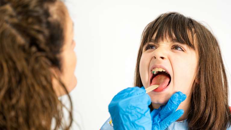 Στρεπτόκοκκος: Πότε το παιδί πρέπει να πάει κατευθείαν στον γιατρό - Τα συμπτώματα που προκαλούν ανησυχία