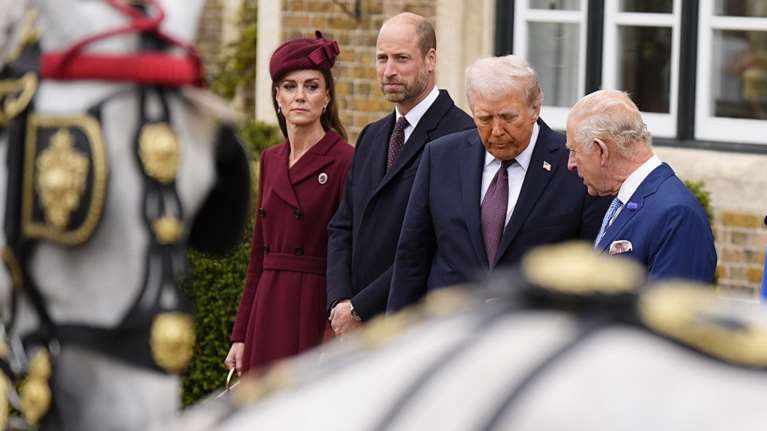 Με total βουργουνδί σύνολο η πριγκίπισσα Κέιτ - &quot;Είσαι όμορφη&quot;, της έλεγε ξανά και ξανά ο Ντονάλντ Τραμπ