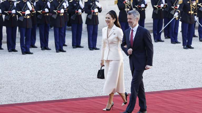 Η βασίλισσα Μαίρη της Δανίας στο Μέγαρο των Ηλυσίων - Με κρεμ ταγιέρ και αξεσουάρ με διαμάντια [εικόνες]