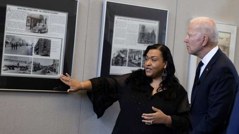 Σφαγή στην Τάλσα των ΗΠΑ: Ιστορική επίσκεψη Μπάιντεν με μήνυμα να &quot;σπάσει η σιωπή&quot; για το ρατσιστικό πογκρόμ του 1921