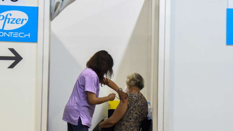 Πόσους μήνες διαρκεί η ανοσία μετά τον πλήρη εμβολιασμό με Pfizer: Τι ρόλο παίζει η ηλικία