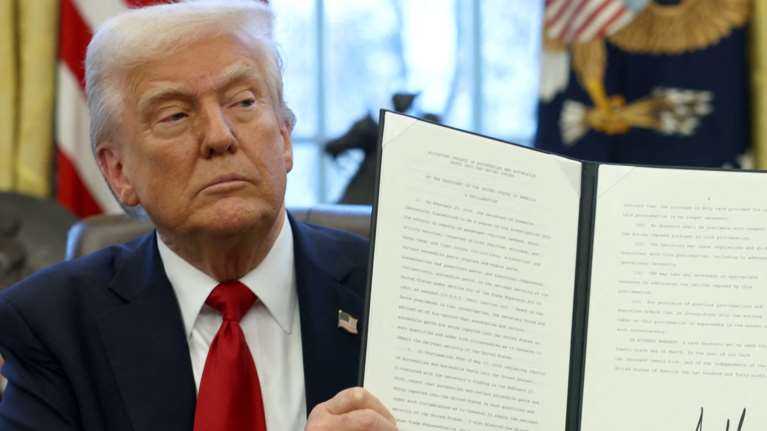 Ο Τραμπ ανακοίνωσε την επιβολή δασμών 25% στα εισαγόμενα αυτοκίνητα στις ΗΠΑ - Σε ισχύ από τις 2 Απριλίου