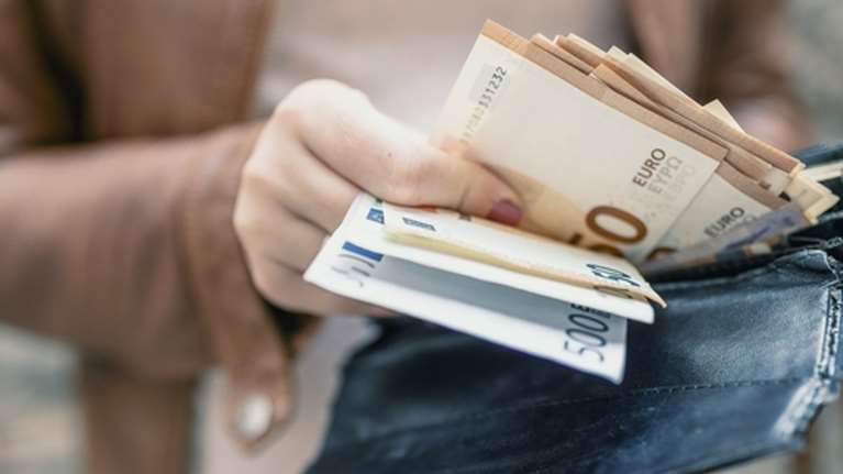 Τελευταία ευκαιρία σήμερα για τέλη κυκλοφορίας, ΕΝΦΙΑ και φόρο εισοδήματος - Τι ισχύει για την ακινησία ΙΧ