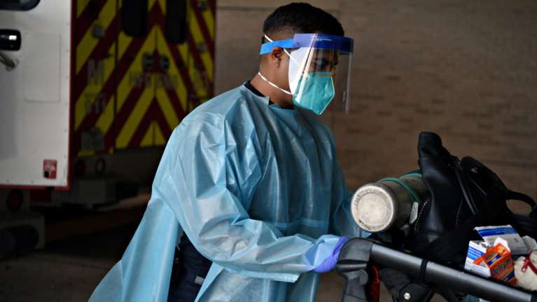 Ο Τραμπ ανακοίνωσε θεραπεία πλάσματος από τον κορονοϊό - Πάνω από 450 νεκροί σε 24 ώρες στις ΗΠΑ