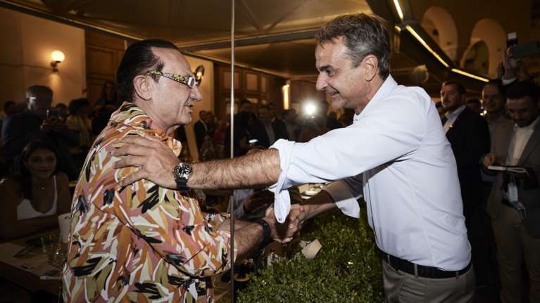 Μητσοτάκης: Βόλτα και selfie στην πλατεία Αριστοτέλους - Η συνάντηση με τον Λευτέρη Πανταζή και ο... Μαρσέλο [εικόνες-βίντεο]