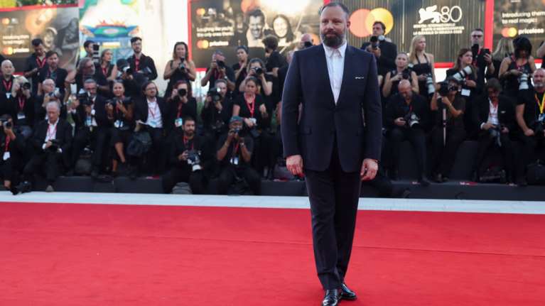 Φεστιβάλ Βενετίας: Επί οκτώ λεπτά χειροκροτούσαν τον Γιώργο Λάνθιμο - Ένα από τα φαβορί η ταινία του &quot;Poor things&quot; [βίντεο]