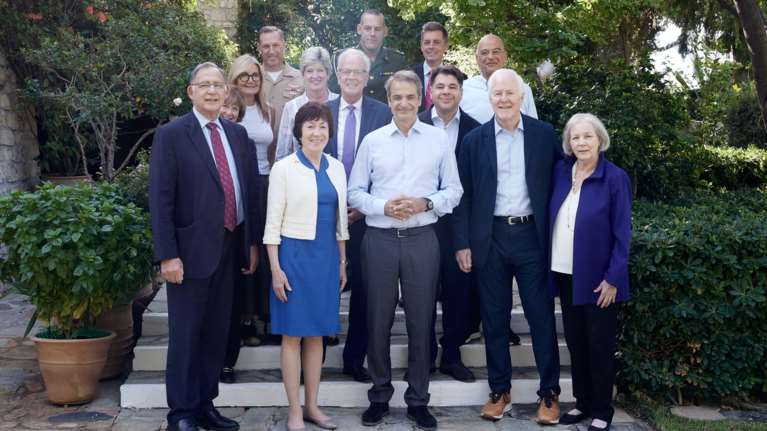 Στα Χανιά ο Μητσοτάκης: Πρωινό εργασίας με Αμερικανούς Γερουσιαστές στο σπίτι του - Παρών και ο Δένδιας [εικόνες]