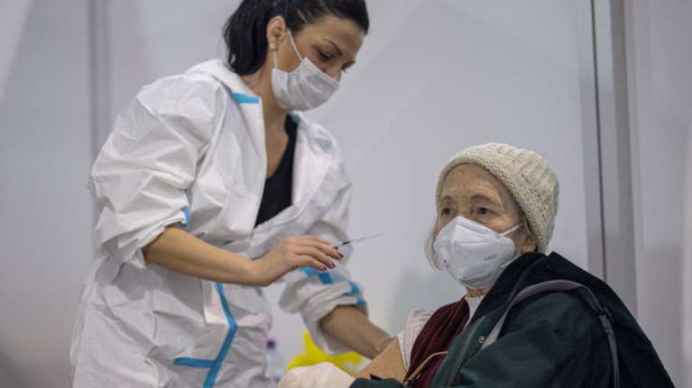 Το εμβόλιο της Pfizer "φρενάρει" την εξάπλωση του κορονοϊού σε ηλικιωμένους και τις εισαγωγές στα νοσοκομεία