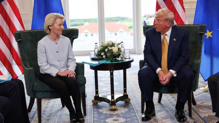 Εμπορική συμφωνία ΗΠΑ -ΕΕ: &quot;Όσοι περίμεναν τυφώνα είναι ευγνώμονες με την καταιγίδα&quot; - Οι αντιδράσεις στην Ευρώπη