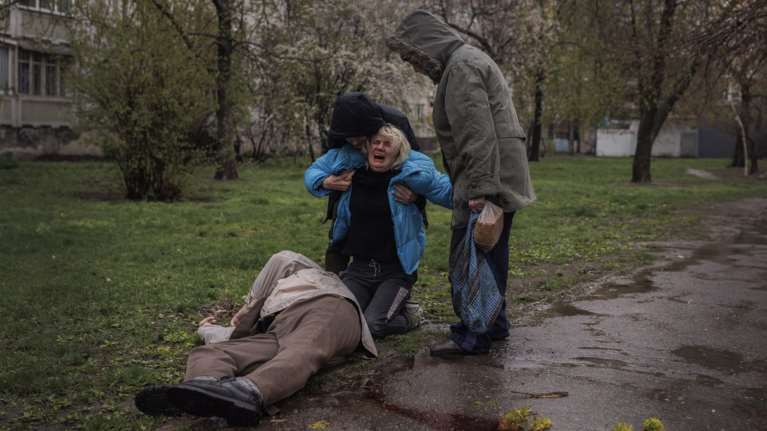 Έλληνας φωτορεπόρτερ μεταξύ των νικητών του World Press Photo Contest: Η κόρη που σπαράζει πάνω από τον νεκρό πατέρα