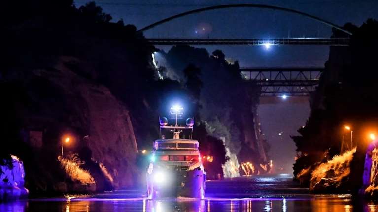 Επαναλειτουργεί η Διώρυγα της Κορίνθου: Οι πρώτες διελεύσεις πλοίων - Εντυπωσιακές εικόνες