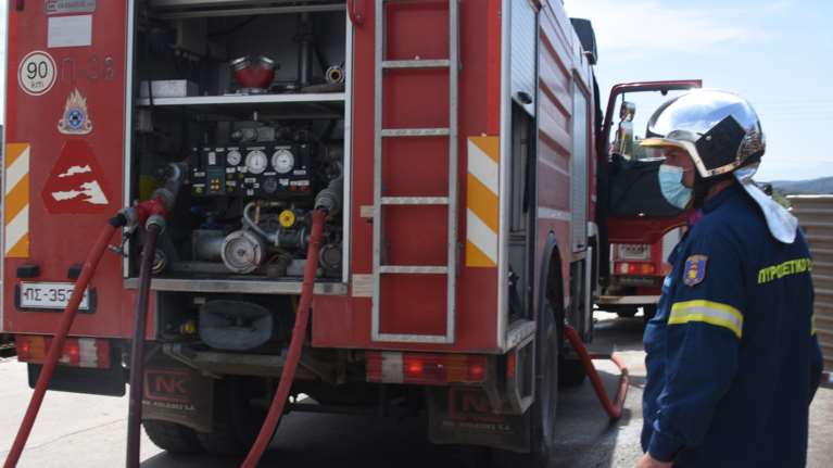 Κερατέα: Πήρε φωτιά το αυτοκίνητό του - Χωρίς τις αισθήσεις του απεγκλωβίστηκε ένας άνδρας