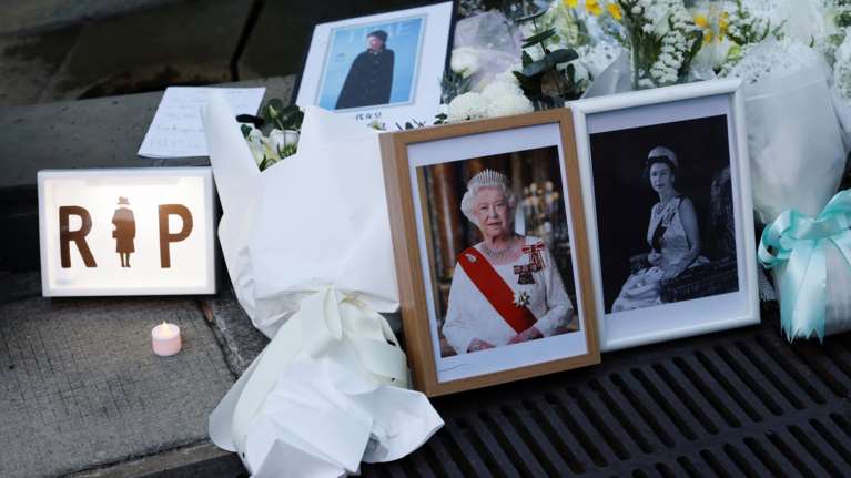 Αρκάς: Το φοβερό σκίτσο με τον Χάρο για το τελευταίο αντίο στη βασίλισσα Ελισάβετ [εικόνα]