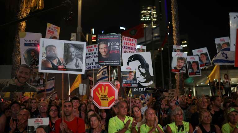 &quot;Φέρτε τους όλους πίσω&quot;: Τεράστια διαδήλωση στο Τελ Αβίβ υπέρ των ισραηλινών ομήρων στη Γάζα