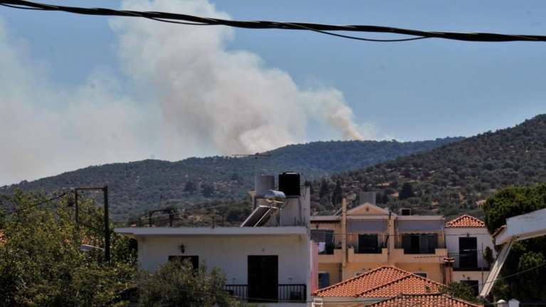 Λέσβος: Μαίνεται η μεγάλη φωτιά από την Τρίτη - Τραυματίστηκε πυροσβέστης