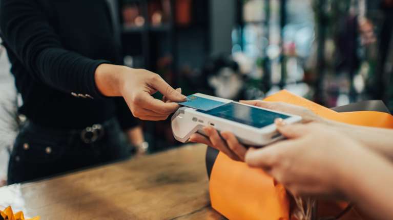 ΑΑΔΕ: Με γοργούς ρυθμούς προχωρά η διασύνδεση POS – ταμειακών