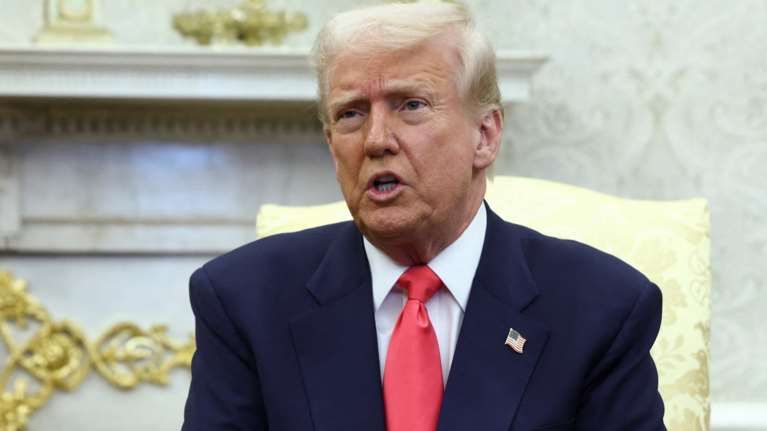 Τραμπ: &quot;Ο Πούτιν δεν θέλει να συναντηθεί με τον Ζελένσκι γιατί δεν τον συμπαθεί&quot; - Τι λέει για τις εγγυήσεις ασφαλείας