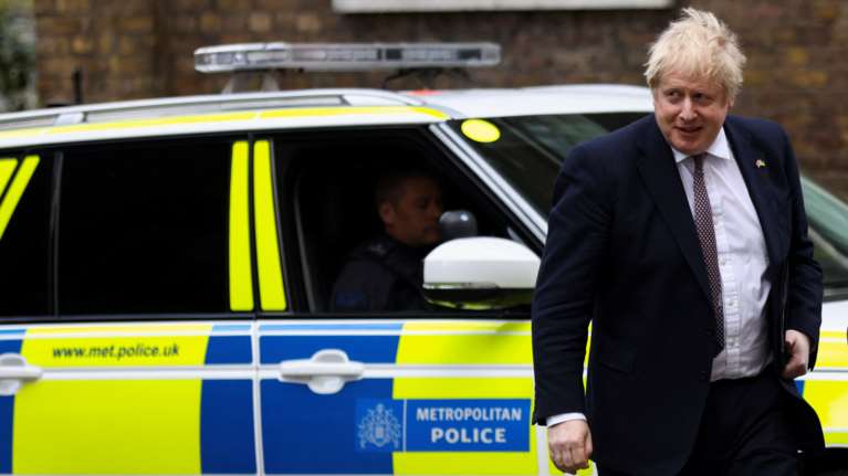 Πρόστιμο στον Μπόρις Τζόνσον για κορονοπάρτι ενώ η Βρετανία ήταν σε lockdown - Στο στόχαστρο και η σύζυγός του