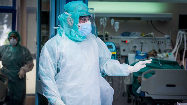 Κορονοϊός: Πάνω από 40 οι νεκροί σε μια μέρα -  2.383 νέα κρούσματα και 331 διασωληνωμένοι