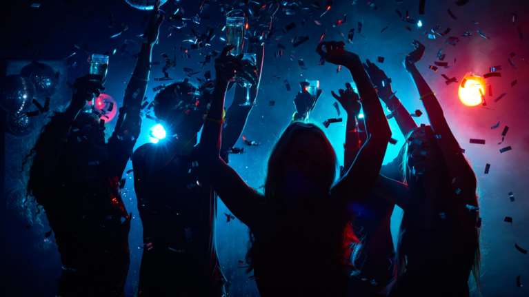 Αδιανόητο: Ανοίγει ξανά το κλαμπ στη Βουλιαγμένης που έδινε αλκοόλ σε μαθητές - Επειδή έχει... οικονομικό πρόβλημα ο ιδιοκτήτης