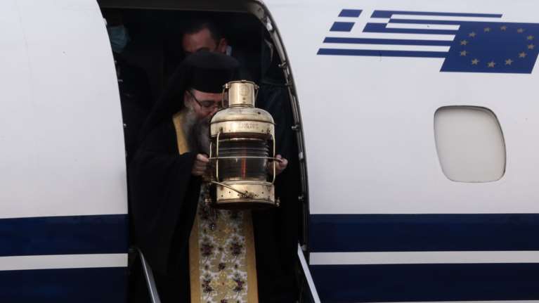 Άγιο Φως: Με μεγάλη καθυστέρηση στην Αθήνα - Γιατί άργησε να φύγει από το Ισραήλ