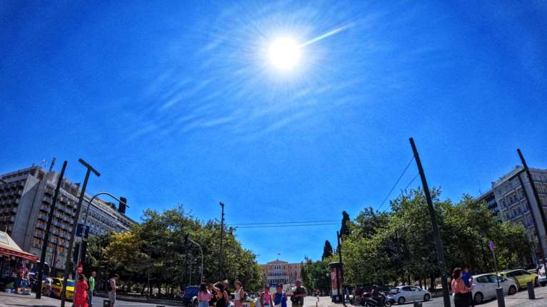 Καλοκαιρινό το σκηνικό του καιρού σήμερα με τον υδράργυρο να χτυπάει και 33άρια - Βροχές και καταιγίδες από αύριο