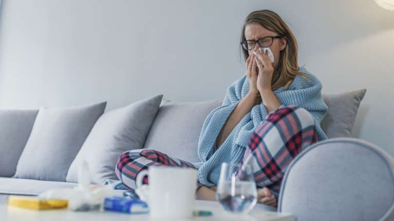 Σε έξαρση η γρίπη: Πώς γίνεται η μετάδοση και πόσο διαρκούν τα συμπτώματα