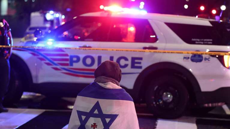 Αιματηρή επίθεση έξω από το Εβραϊκό Μουσείο στην Ουάσινγκτον: Νεκροί 2 εργαζόμενοι της πρεσβείας του Ισραήλ