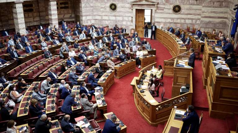 Γάμος ομόφυλων ζευγαριών: Στην Ολομέλεια της Βουλής το νομοσχέδιο - Ψηφίζεται την Πέμπτη