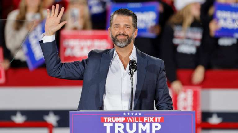 O Τραμπ τζούνιορ επιτίθεται στον Μπάιντεν: &quot;Θέλει να ξεκινήσει ο Γ&#39; Παγκόσμιος Πόλεμος προτού αναλάβει ο πατέρας μου&quot;