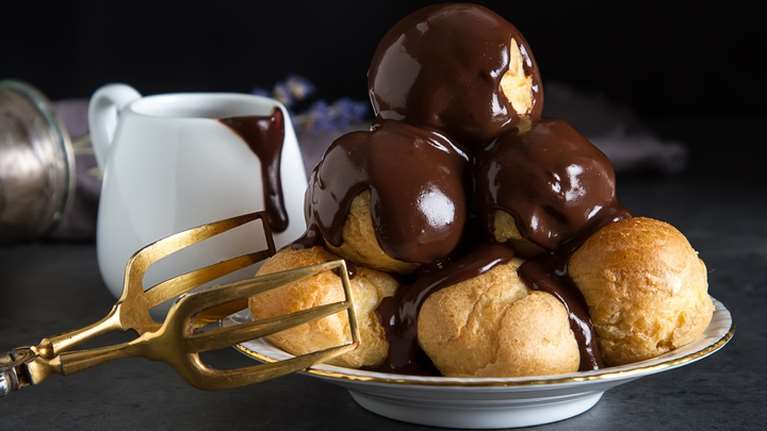 Το σπιτικό προφιτερόλ των ονείρων σου - Σου γεμάτα κρέμα και πλούσια σάλτσα σοκολάτας