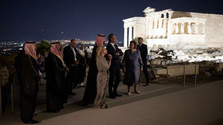 Νυχτερινή επίσκεψη Μητσοτάκη - Μοχάμεντ μπιν Σαλμάν στον Ιερό Βράχο της Ακρόπολης [βίντεο]