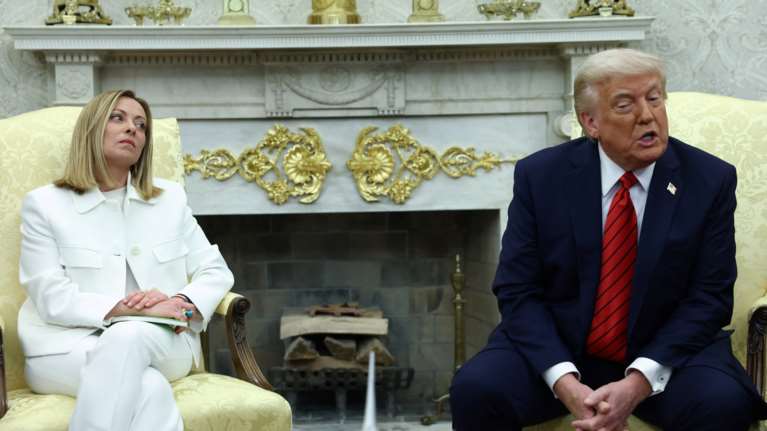 "Το χειρότερο που μπορούσε να συμβεί": Η συγγνώμη της διερμηνέα της Μελόνι που τα έχασε μπροστά στον Τραμπ [βίντεο]