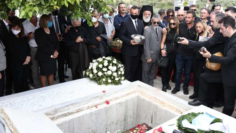 Στην κρητική γη αναπαύεται ο Μίκης Θεοδωράκης: &quot;Αθάνατος&quot; - Με δάκρυα, τραγούδια και μπουζούκι το τελευταίο αντίο [Βίντεο]