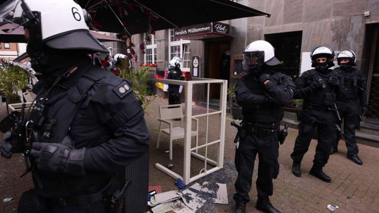 Euro 2024: Πολύ ξύλο στο Γκεζελκίρχεν μεταξύ Σέρβων και Άγγλων- Καρέκλες, μπουκάλια και… ανοιγμένα κεφάλια