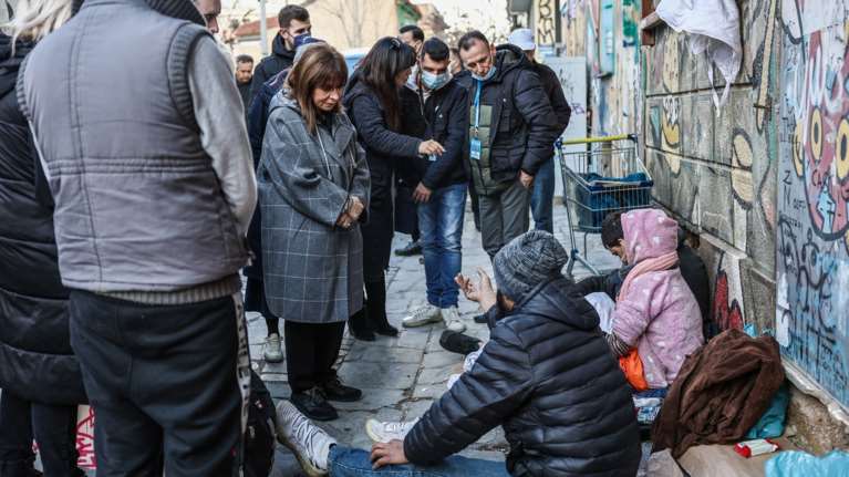 Όταν η Πρόεδρος μοιράζει σύριγγες σε τοξικομανείς - Η συμβολική παρουσία Σακελλαροπούλου σε δράση του ΟΚΑΝΑ