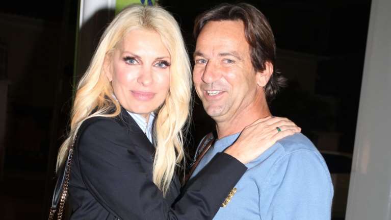 Ελένη Μενεγάκη: Σπάνια βραδινή έξοδος στο θέατρο με oversized cardigan και μπαλαρίνες