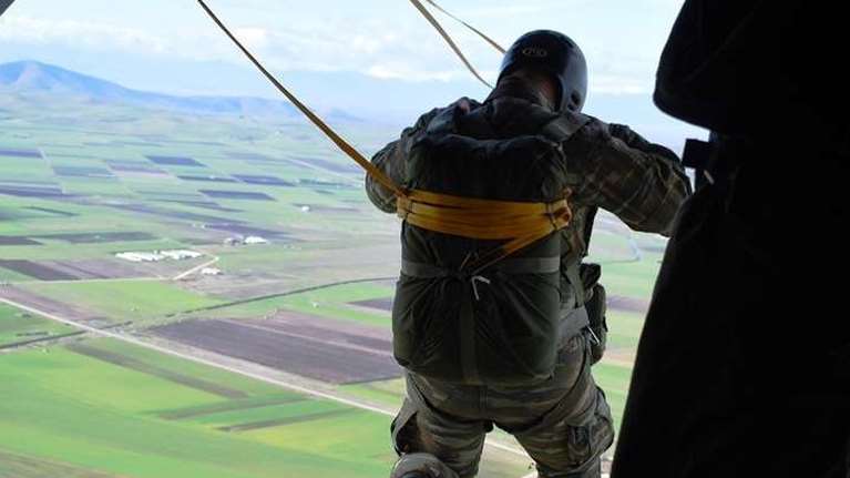 Αμόκ αλεξιπτωτιστή στη Β&#39; Μαλ: Τι συνέβη με τον ΕΠΟΠ που άρχισε να πυροβολεί και να ρίχνει καπνογόνα- Πηγές του ΓΕΕΘΑ