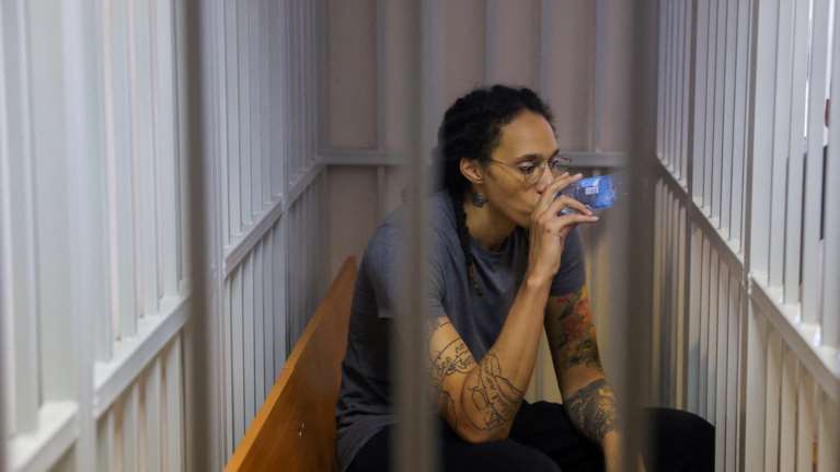 Ρωσία: Σε ποινική αποικία μεταφέρθηκε η αμερικανίδα σταρ του μπάσκετ Μπρίτνεϊ Γκράινερ