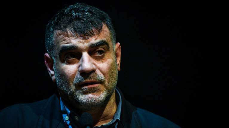 Ειδικό Δικαστήριο: Η ανακρίτρια καλεί τον δημοσιογράφο Κώστα Βαξεβάνη να απολογηθεί για "εγκληματική οργάνωση"
