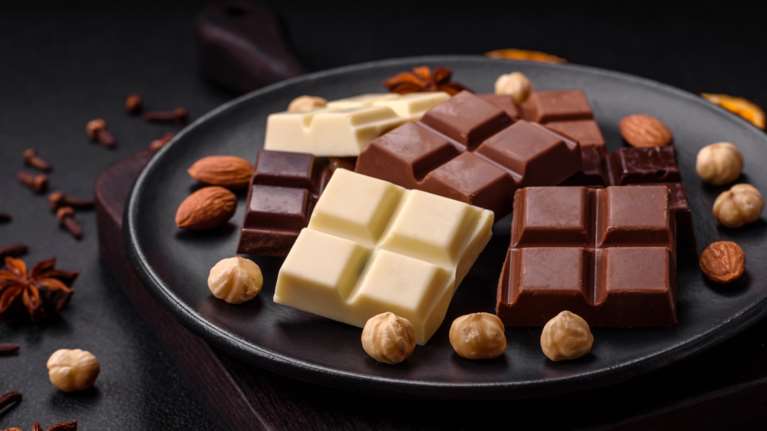 Σοκολάτα: Υγείας ή γάλακτος; Θερμίδες, οφέλη και πόσο μπορούμε να τρώμε καθημερινά χωρίς τύψεις