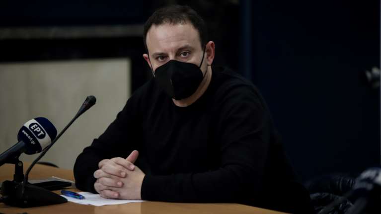 Ο Γκίκας Μαγιορκίνης ξορκίζει τα lockdown με την... σύριγγα του εμβολίου του