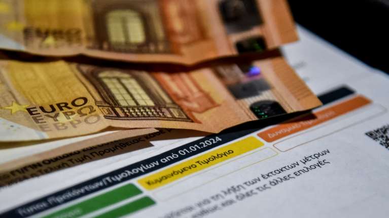 Τιμολόγια ρεύματος: Φουλ στο… μπλε με το καλημέρα της νέας χρονιάς - Τι αλλάζει για τους καταναλωτές