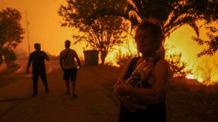 Πύρινα μέτωπα: Βελτιωμένη η εικόνα στην Κερατέα - Μήνυμα 112, ισχυρές δυνάμεις και εκτροπή κυκλοφορίας